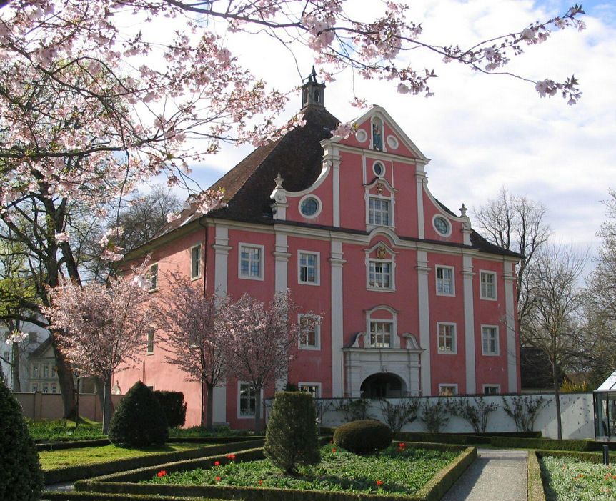 Außenansicht des unteren Tors mit Apotheke